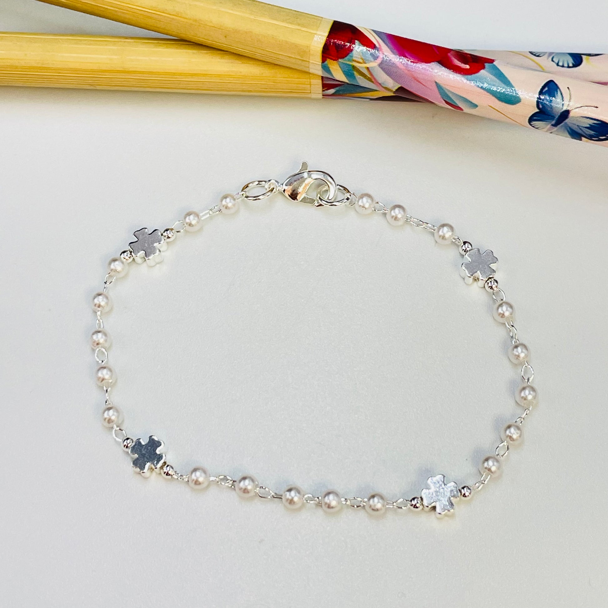 Joyas por Mayor Joyas Bañadas en Plata por Mayor Insumos para Joyas PP20 Pulsera Perlas diá. 3 mm con mini cruces 5 mm espesor 3 mm Largo 16.5 cm Pulsera Baño Plata