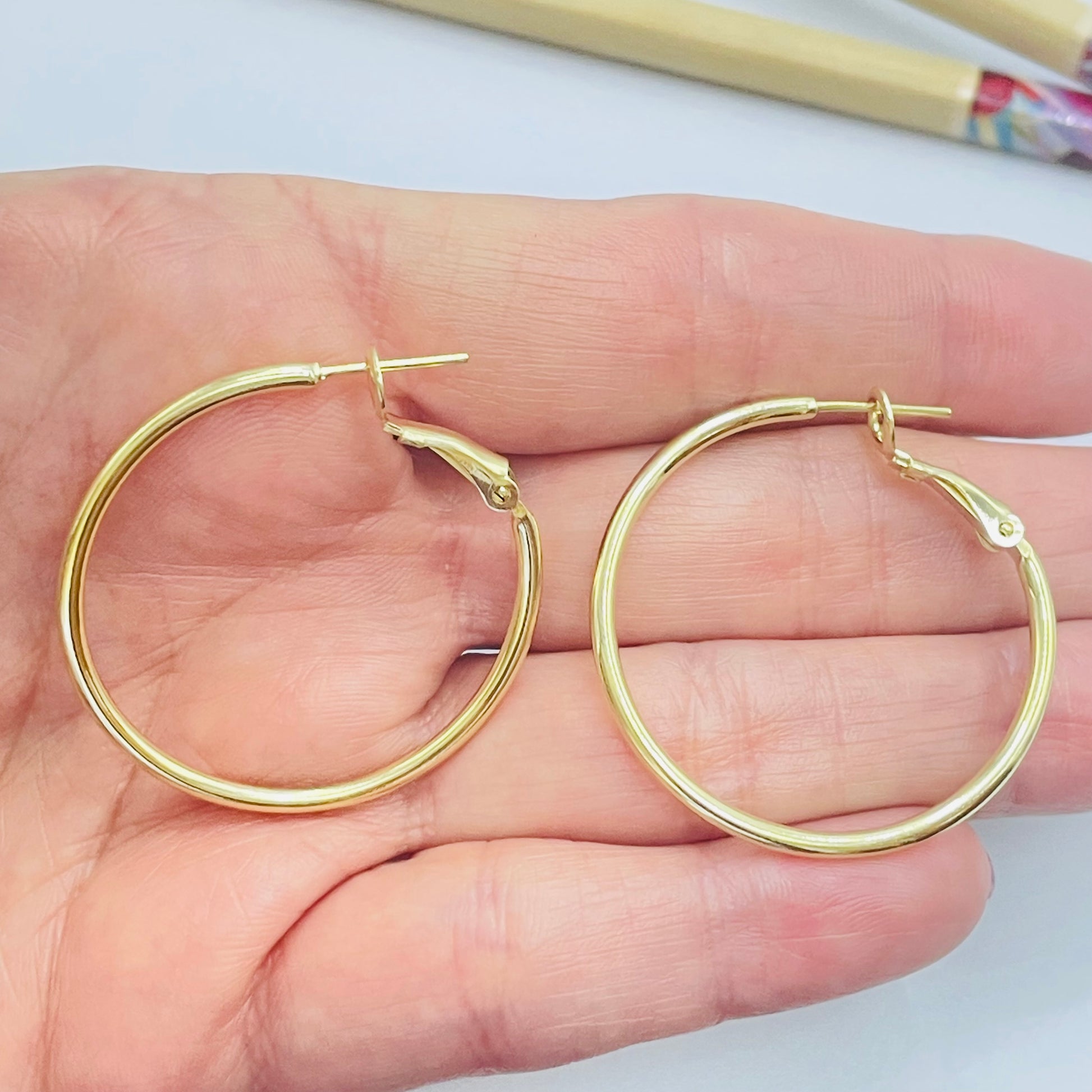 XO156 Aro Argolla Tubo diá.35 mm espesor 2 mm Broche articulado Aro Baño Oro Aros Bañados en Oro y Plata hecho de Bronce Bañado en Oro 18K