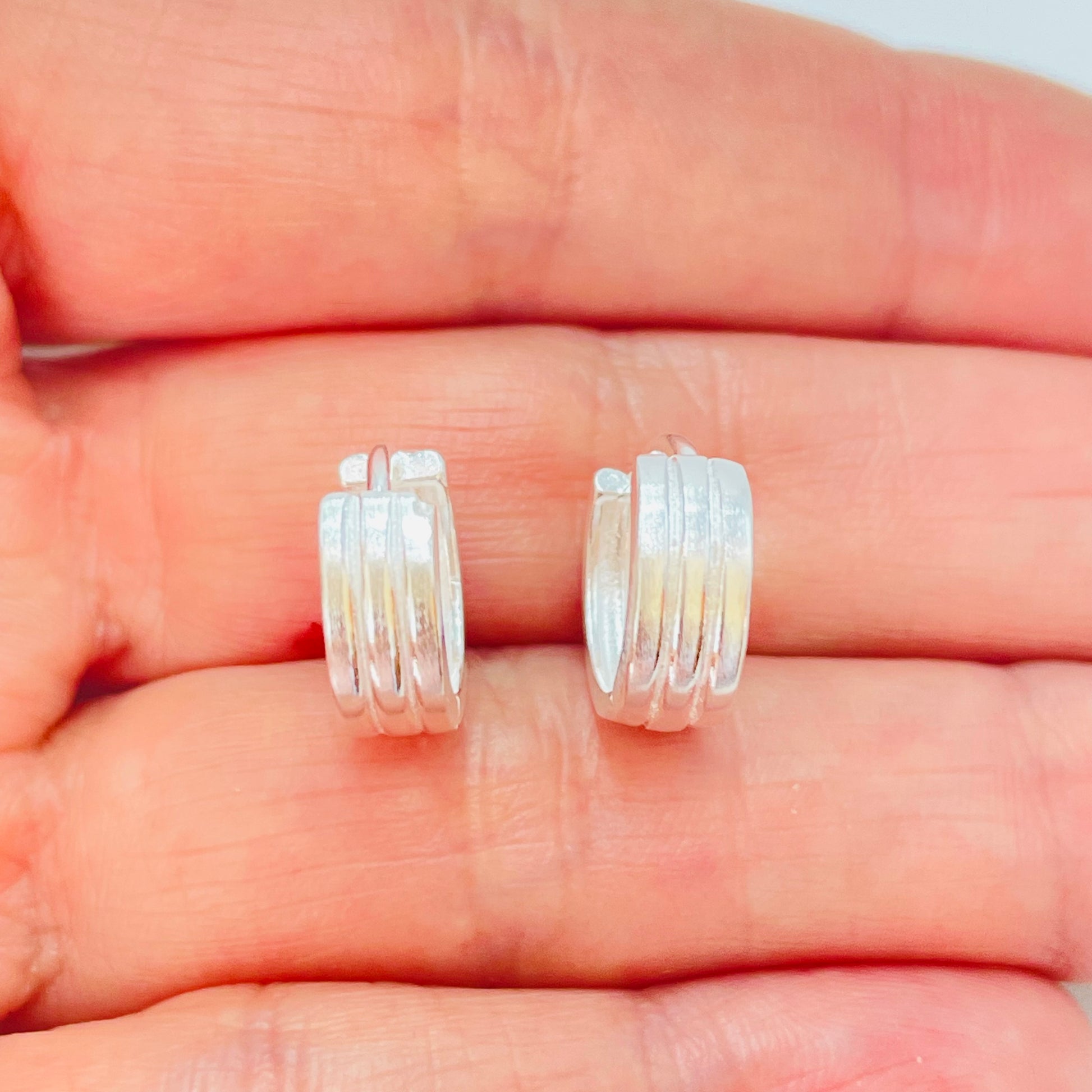Joyas por Mayor Joyas Bañadas en Plata por Mayor Insumos para Joyas XP517 Argolla Click 3 Líneas Estampadas diá. 12.5 mm Ancho 5 mm Espesor 1.8 mm Aro Baño Plata