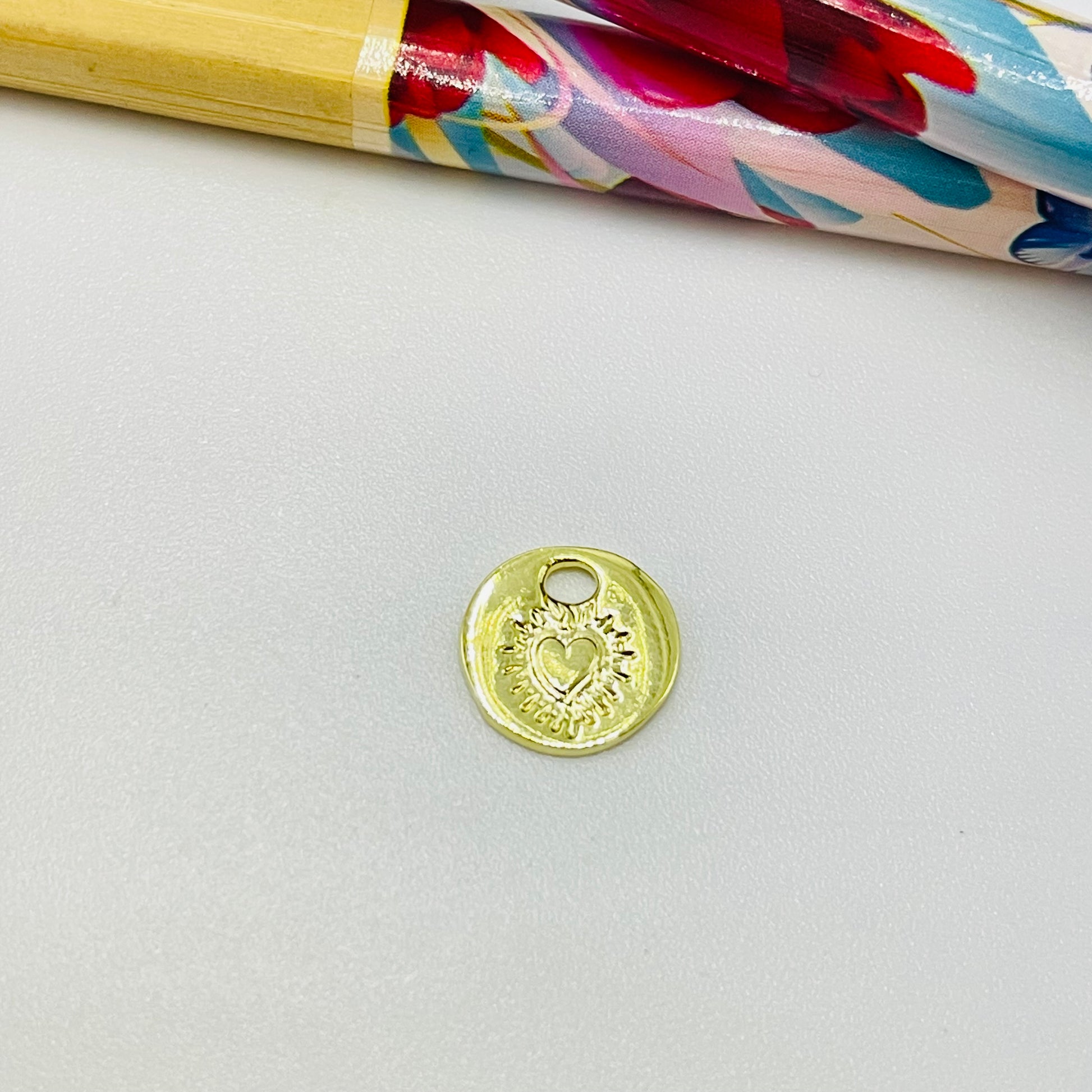 FO425 Colgante Medalla Corazón Detente Estampado diá. 10 mm Figura Baño Oro Figuras Bañadas hecho de Bronce Bañado en Oro 18K Joyas Bañadas en Oro