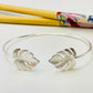 Joyas por Mayor Joyas Bañadas en Plata por Mayor Insumos para Joyas EP28 Esclava con Monstera en puntas 20 x 17 mm Diá. 65 mm espesor 1.5 mm Esclava Baño Plata