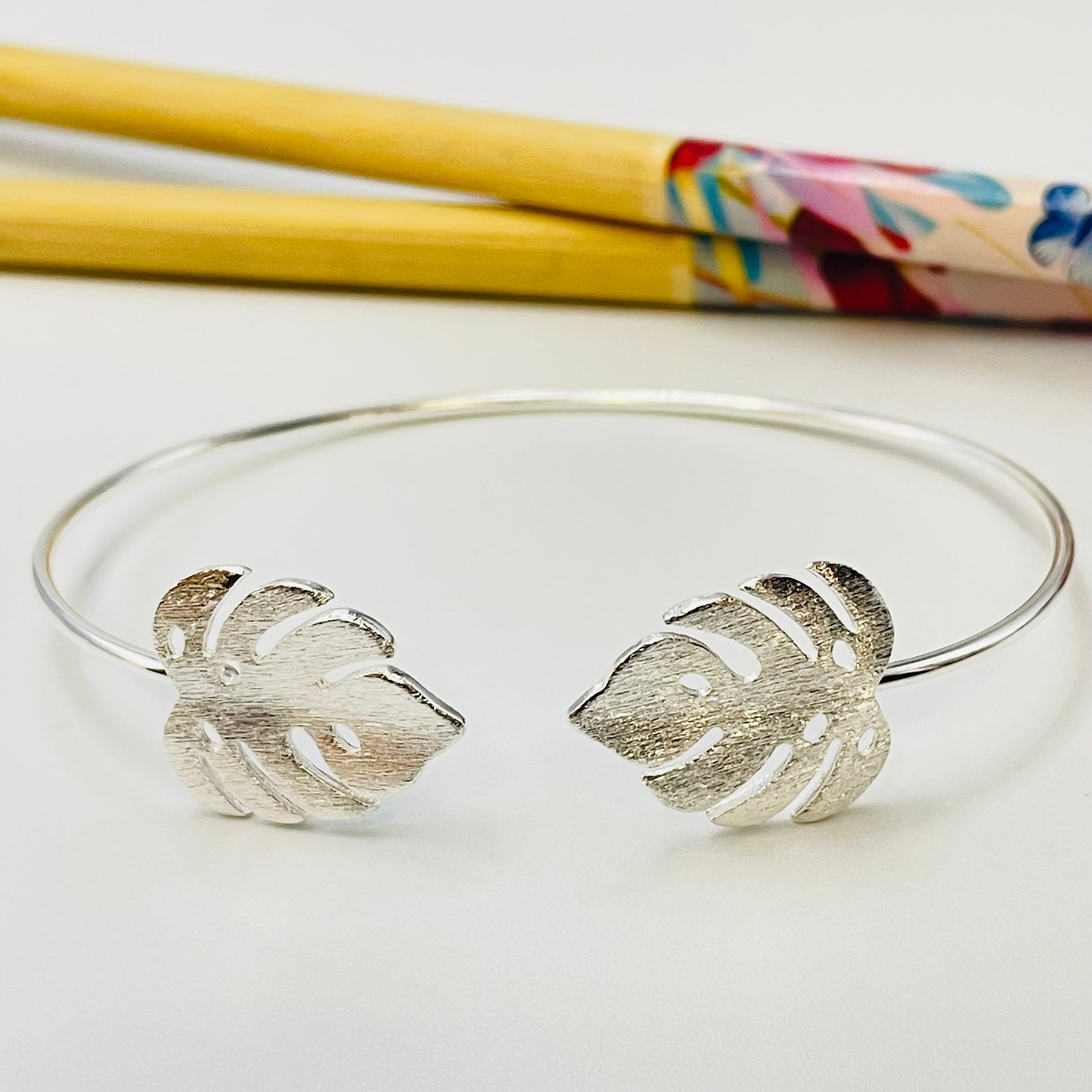 Joyas por Mayor Joyas Bañadas en Plata por Mayor Insumos para Joyas EP28 Esclava con Monstera en puntas 20 x 17 mm Diá. 65 mm espesor 1.5 mm Esclava Baño Plata