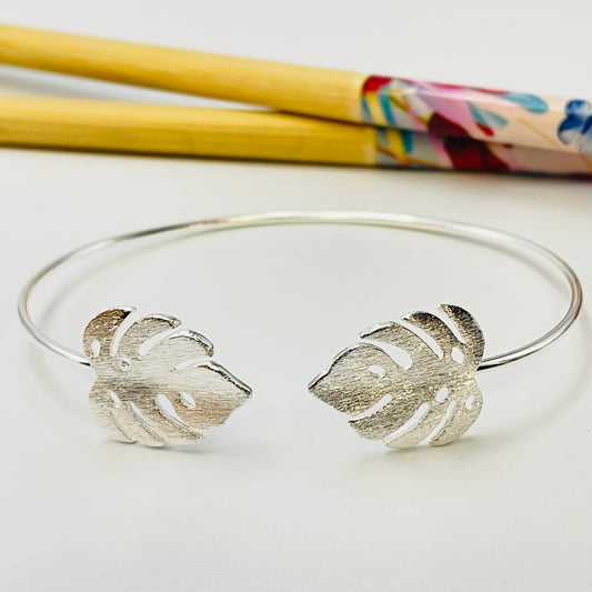 Joyas por Mayor Joyas Bañadas en Plata por Mayor Insumos para Joyas EP28 Esclava con Monstera en puntas 20 x 17 mm Diá. 65 mm espesor 1.5 mm Esclava Baño Plata