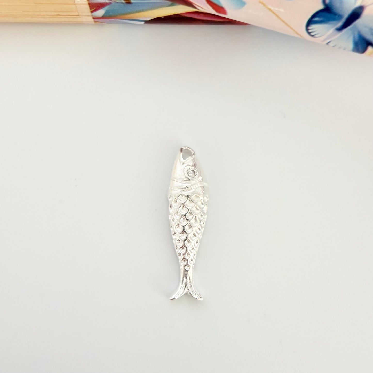 FP1261 Colgante Pez Koi Abombado 20 x 5.5 mm Espesor 1 mm Figura Baño Plata