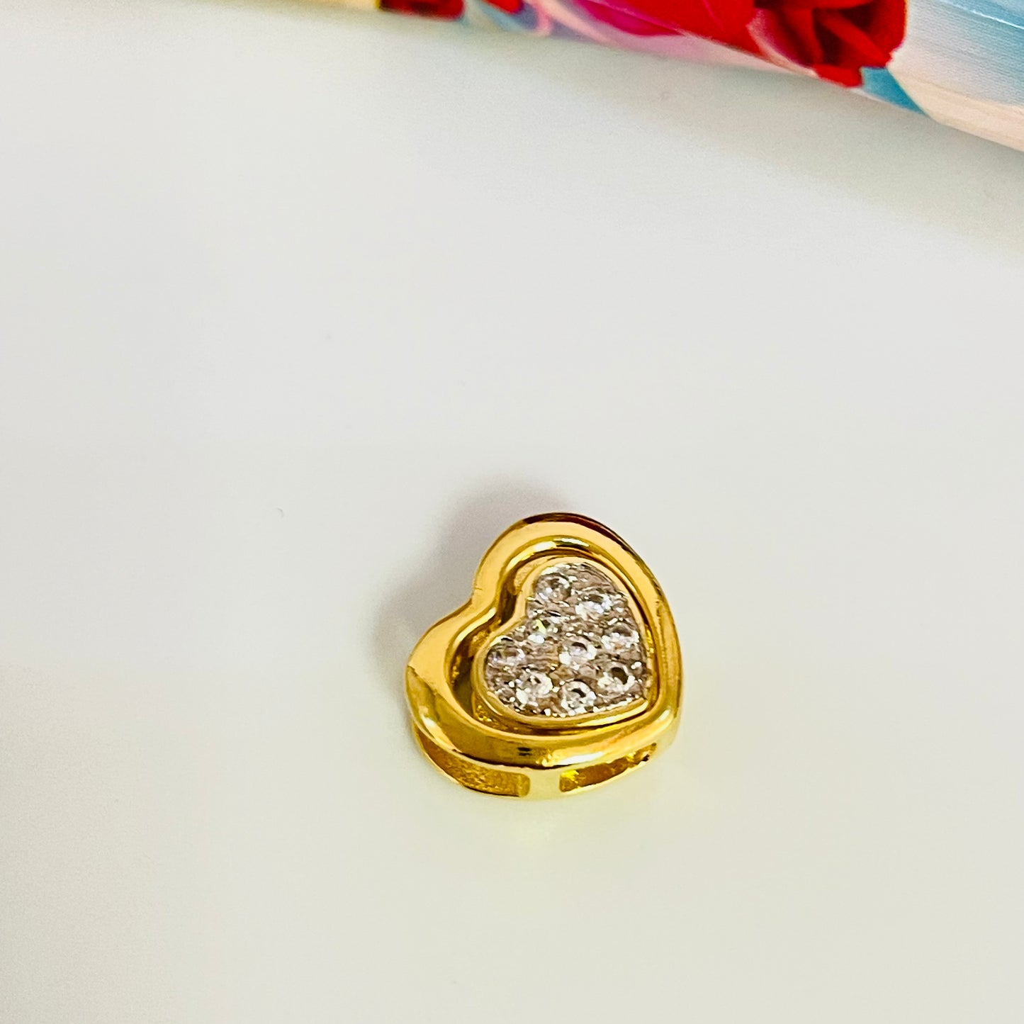 FO1037 Colgante Corazón para pasar circones y borde 11 mm Corazón Interior Doble faz circones y 1 circón 7 mm espesor 5 mm Caja Corazón Calado exterior 12 mm espesor 5 mm Figura Baño Oro Figuras Bañadas hecho de Bronce Bañado en Oro 18K Joyas Bañadas en Oro