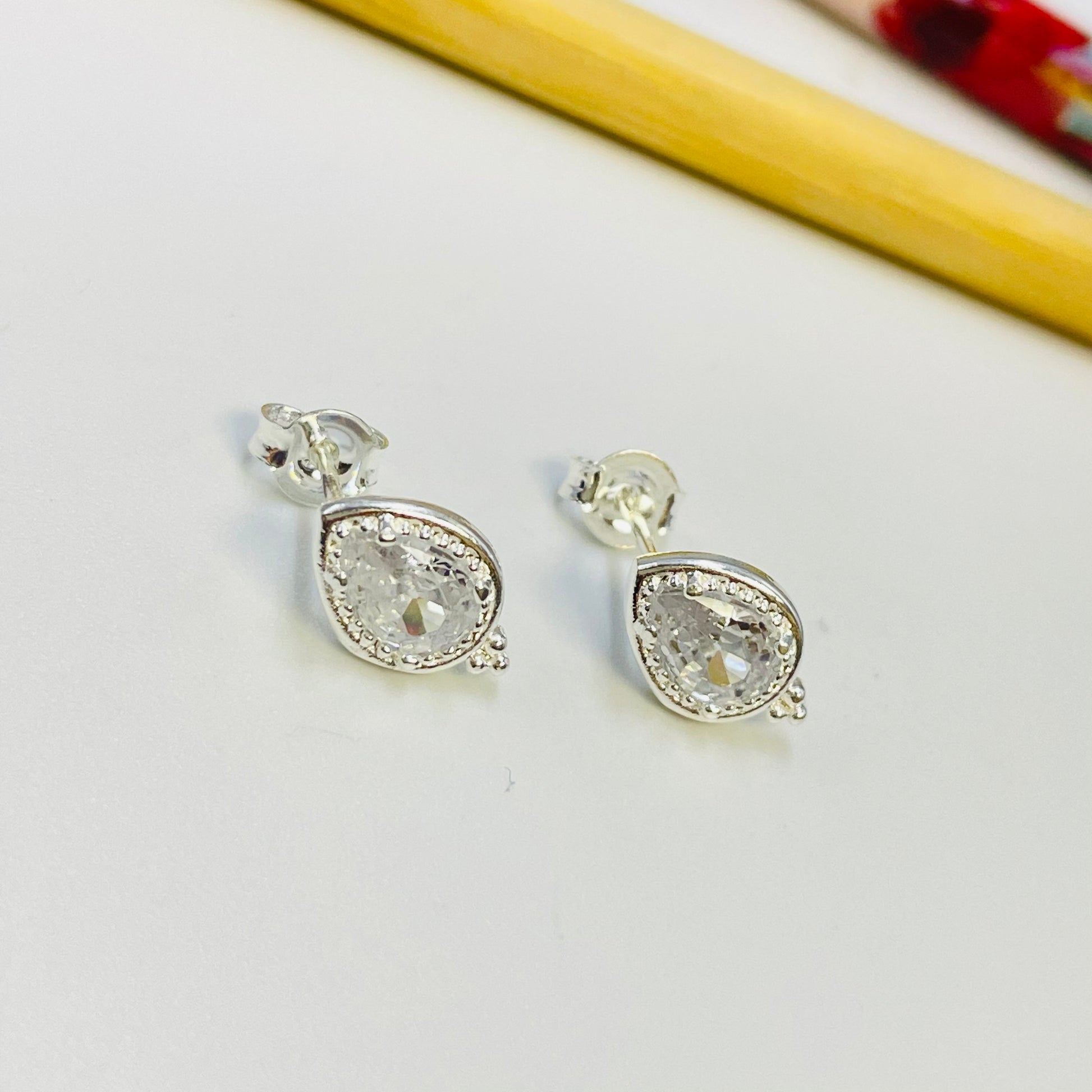 Joyas por Mayor Joyas Bañadas en Plata por Mayor Insumos para Joyas XP509 Aro Punto de Luz Gota Cristal 3 Bolitas 8 x 4 mm Aro Baño Plata