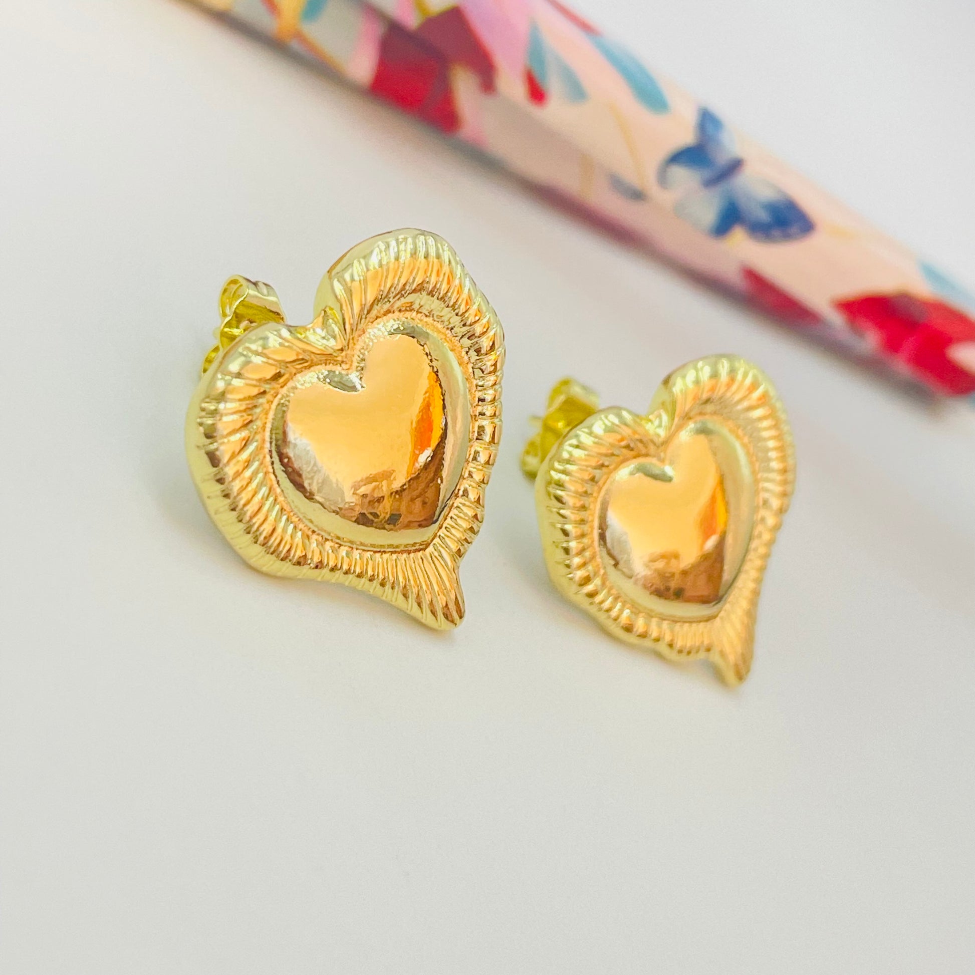 Joyas por Mayor Joyas Bañadas en Oro por Mayor Insumos para Joyas XO477 Aro Corazón irregular borde con rayitas estampadas 20 x 18 mm Espesor 1.2 mm Aro Baño Oro