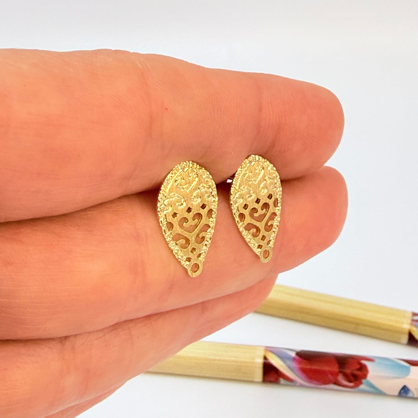 Joyas por Mayor Joyas Bañadas en Oro por Mayor Insumos para Joyas BO123 Base Aro Gota Estampada y Calada 16 x 10 mm Espesor 0.5 mm Base de Aro Baño Oro