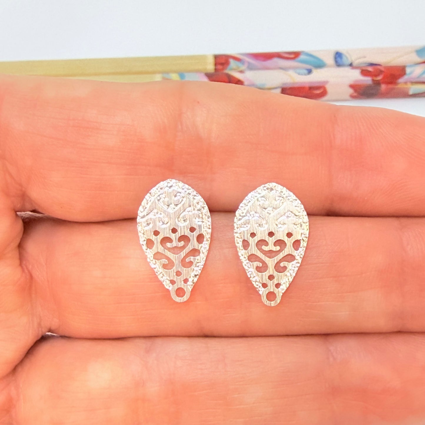 Joyas por Mayor Joyas Bañadas en Plata por Mayor Insumos para Joyas BP123 Base Aro Gota Estampada y Calada 16 x 10 mm Espesor 0.5 mm Base de Aro Baño Plata