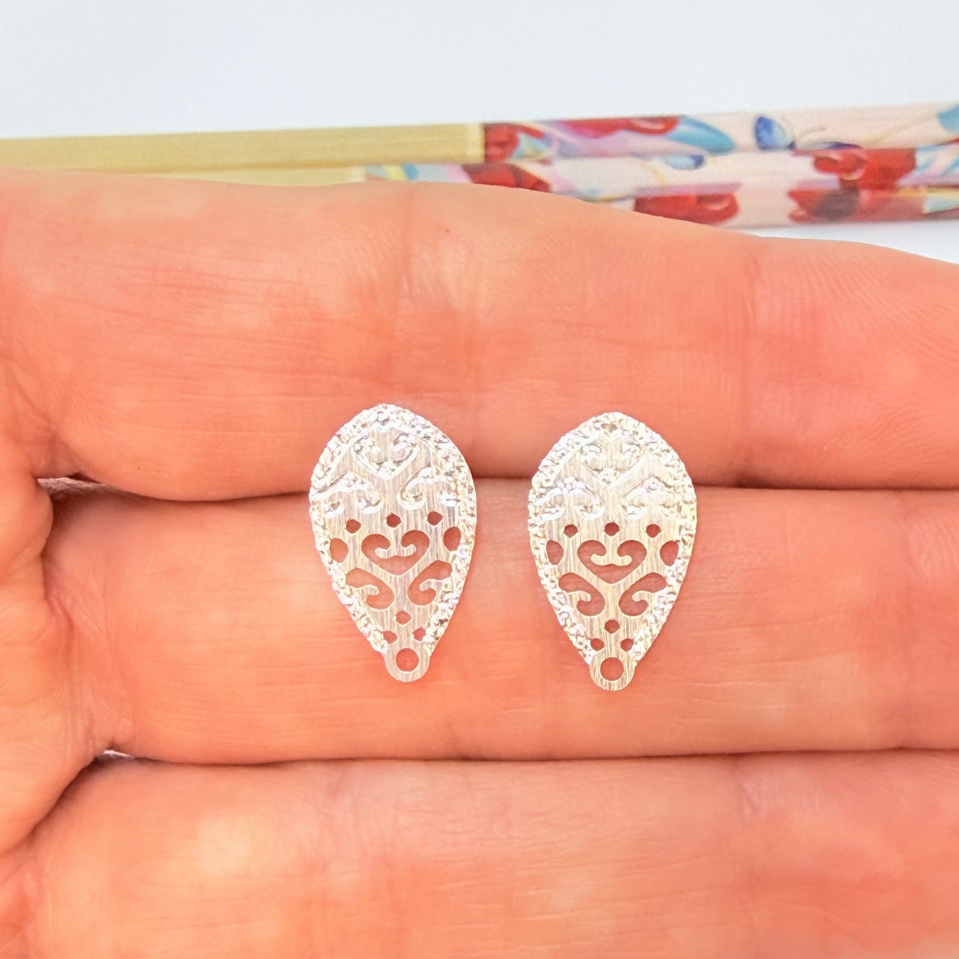 Joyas por Mayor Joyas Bañadas en Plata por Mayor Insumos para Joyas BP123 Base Aro Gota Estampada y Calada 16 x 10 mm Espesor 0.5 mm Base de Aro Baño Plata