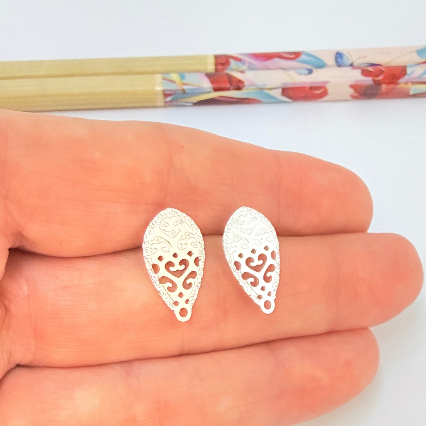 Joyas por Mayor Joyas Bañadas en Plata por Mayor Insumos para Joyas BP123 Base Aro Gota Estampada y Calada 16 x 10 mm Espesor 0.5 mm Base de Aro Baño Plata