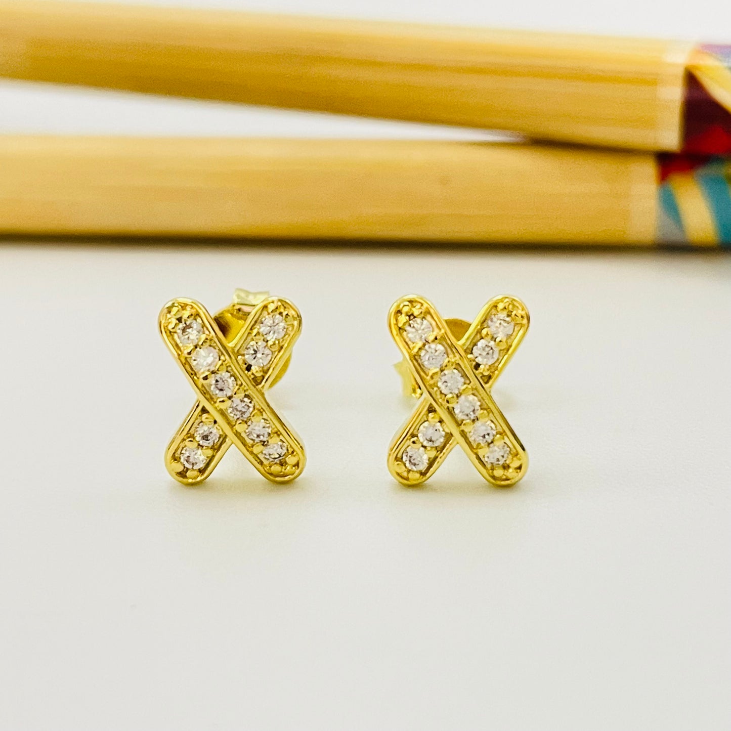 XO406 Aro en Cruz con circones 10 x 7 mm espesor 2 mm Aro Baño Oro Aros Bañados hecho de Bronce Bañado en Oro 18K Joyas Bañadas en Oro