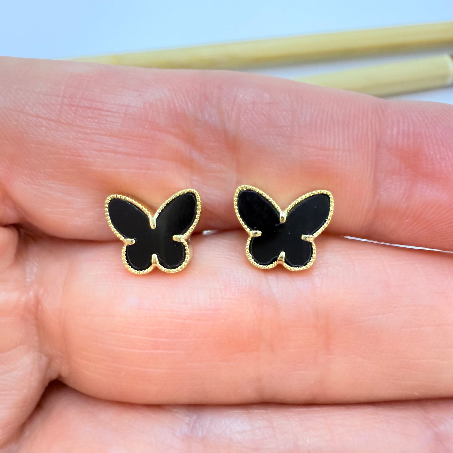 Joyas por Mayor Joyas Bañadas en Oro por Mayor Insumos para Joyas XO565 Aro Mariposa Borde Rutilado Acrílico Negro 11 x 9 mm Espesor 2 mm Aro Baño Oro