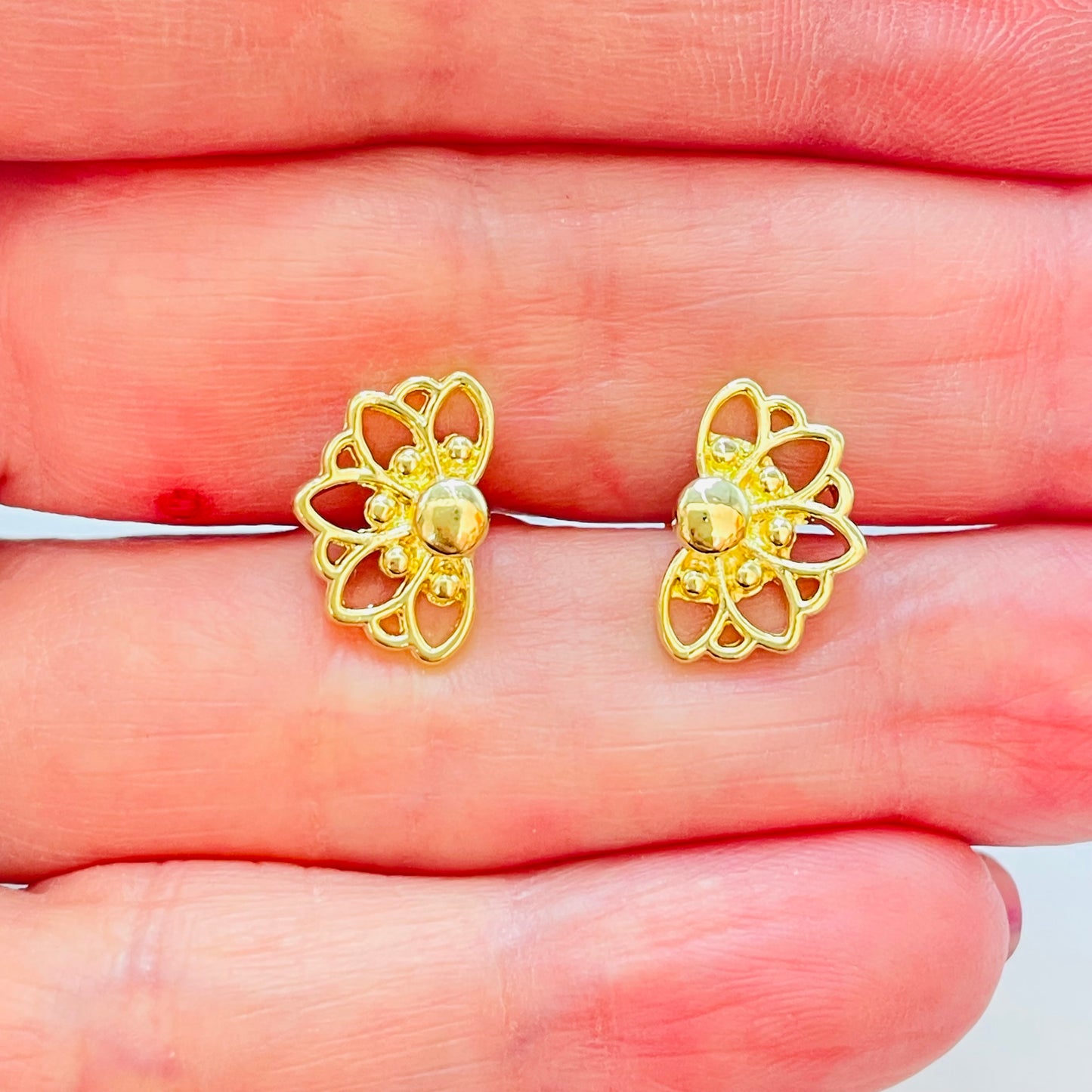 Joyas por Mayor Joyas Bañadas en Oro por Mayor Insumos para Joyas XO525 Aro Media Flor Margarita Calada 13 x 8.5 mm Espesor 1.5 mm Aro Baño Oro