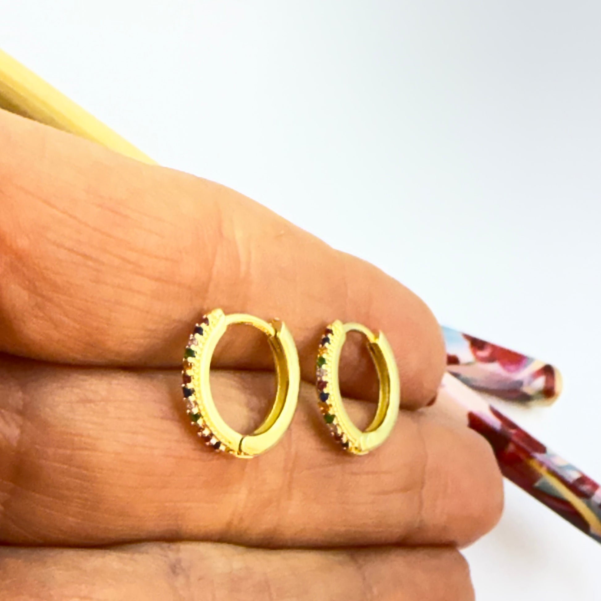 Joyas por Mayor Joyas Bañadas en Oro por Mayor Insumos para Joyas XO558 Aro Argolla Presión circones de colores diá. 14 mm Ancho y Espesor 2 mm Aro Baño Oro