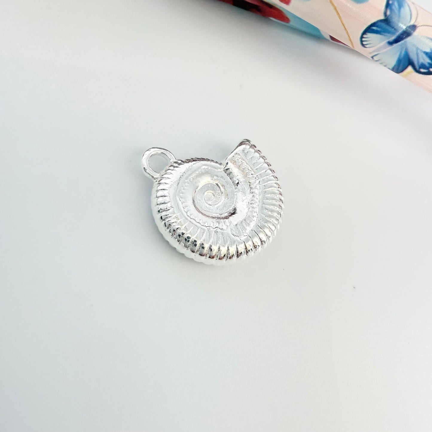 FP1271 Colgante Caracola 13 x 16 mm más argollita Espesor 4.5 mm Figura Baño Plata