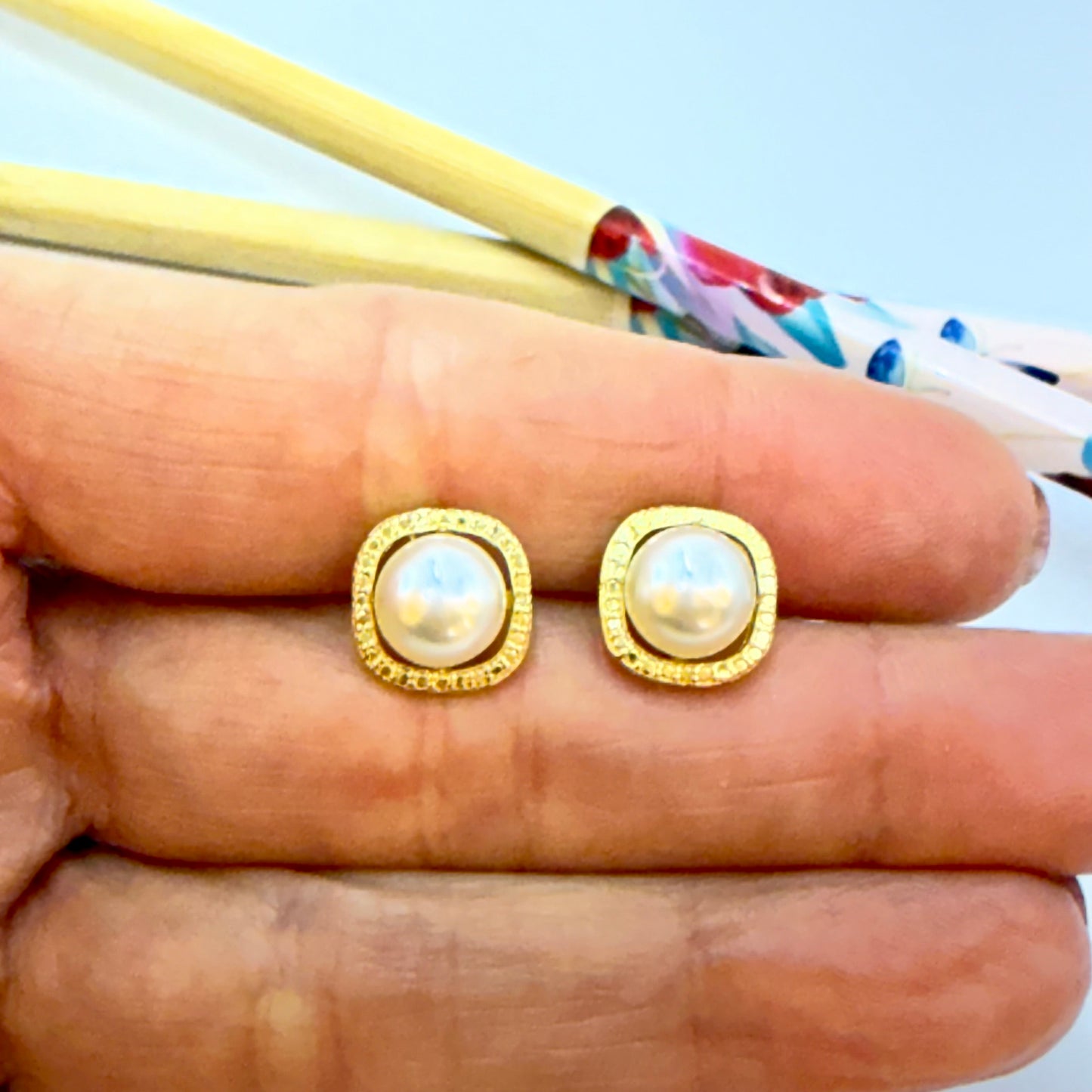 Joyas por Mayor Joyas Bañadas en Oro por Mayor Insumos para Joyas XO560 Aro Media Perla de 10 mm con Bisel Texturado 11 mm Espesor 1.8 mm Aro Baño Oro