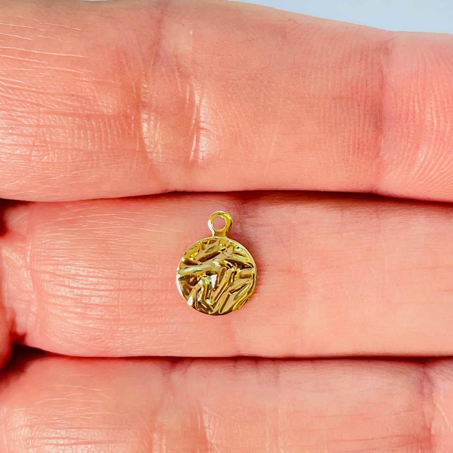 Joyas por Mayor Joyas Bañadas en Oro por Mayor Insumos para Joyas FO1189 Colgante Mini Redondo Texturado tipo Orgánico Diá. 7 mm más argollita Espesor 0.8 mm Figura Baño Oro