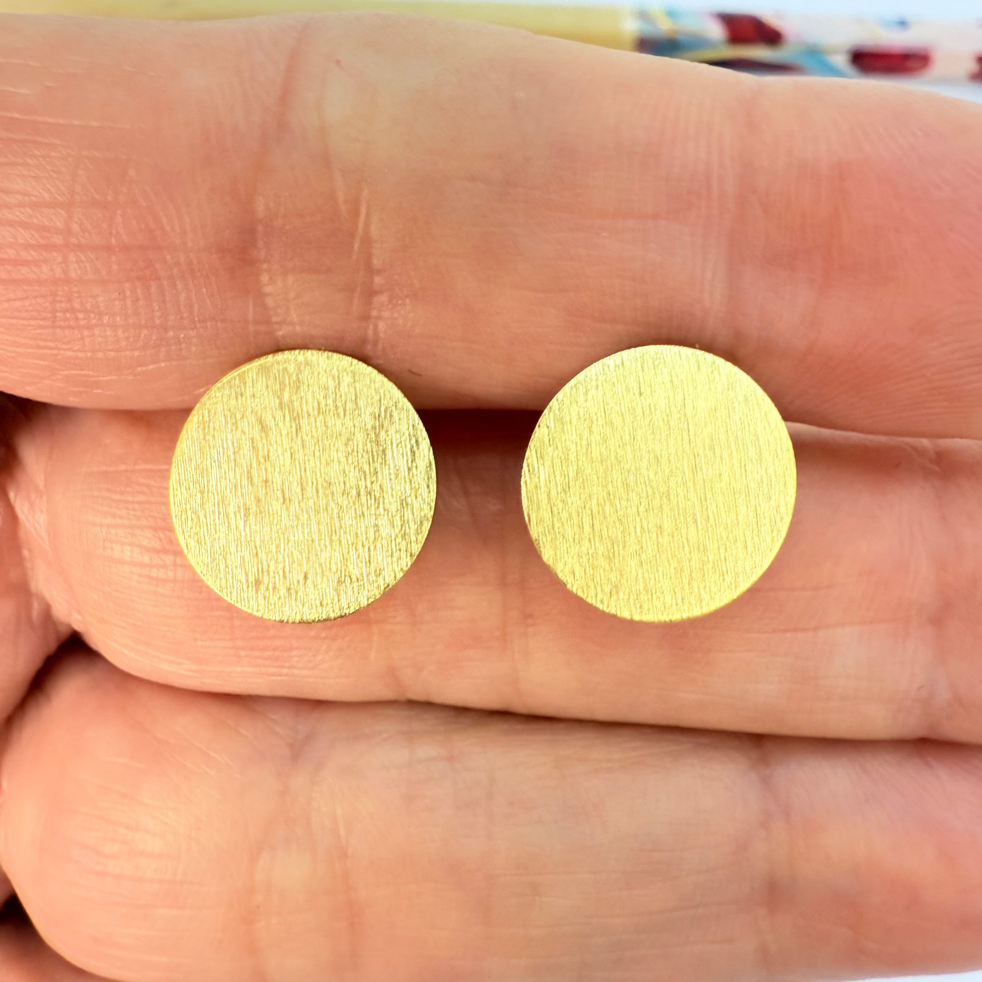 Joyas por Mayor Joyas Bañadas en Oro por Mayor Insumos para Joyas BO121 Base Redonda Lijada diá. 12 mm con argolla posterior Base de Aro Baño Oro