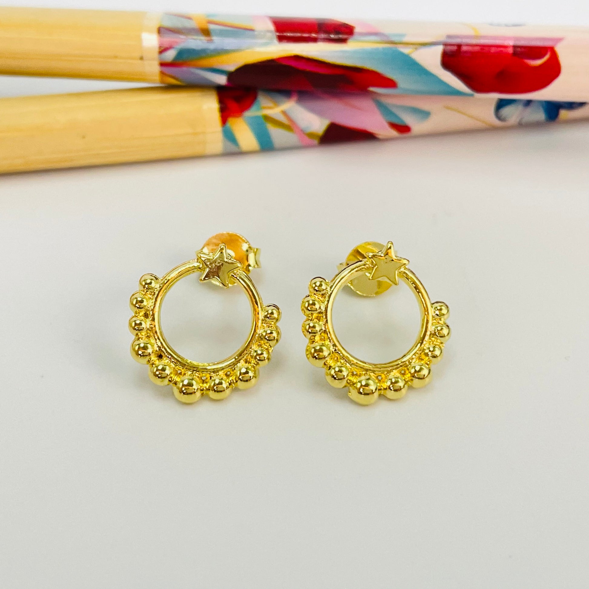 XO383 Aro Argolla frontal bolitas y estrella superior diá. 13 mm Espesor 1.2 mm Aro Baño Oro Aros Bañados hecho de Bronce Bañado en Oro 18K Joyas Bañadas en Oro