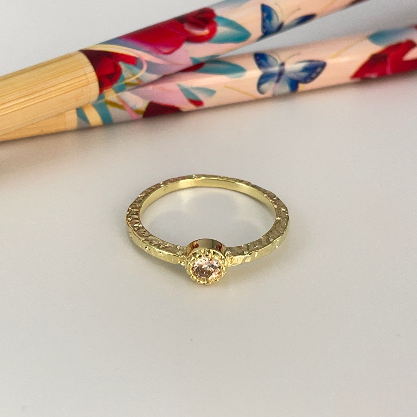 WO76-16 Anillo Martelado Circón Borde Rutilado 5 mm Ancho argolla 1.2 mm Espesor 1.2 mm Anillo Baño Oro Anillos Bañados hecho de Bronce Bañado en Oro 18K Joyas Bañadas en Oro