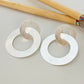 XP408 Aro 2 Argollas Lijadas Entrelazadas 1 diá. 20 mm otra diá. 35 mm Largo Total 38 mm Espesor 0.6 mm Aro Baño Plata Aros Bañados hecho de Bronce Bañado en Plata 50 ml Joyas Bañadas en Plata