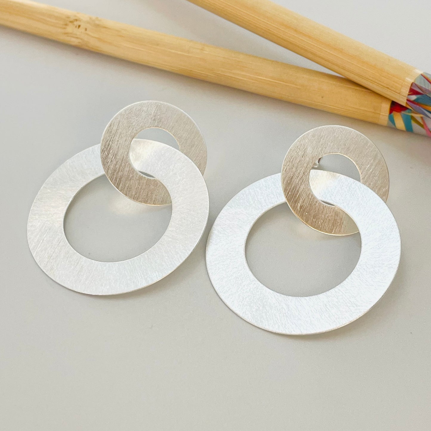 XP408 Aro 2 Argollas Lijadas Entrelazadas 1 diá. 20 mm otra diá. 35 mm Largo Total 38 mm Espesor 0.6 mm Aro Baño Plata Aros Bañados hecho de Bronce Bañado en Plata 50 ml Joyas Bañadas en Plata
