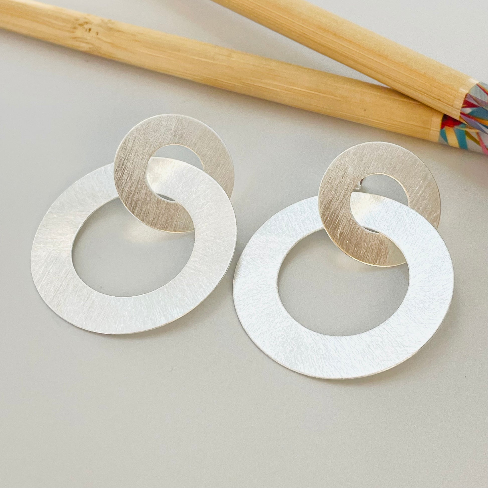 XP408 Aro 2 Argollas Lijadas Entrelazadas 1 diá. 20 mm otra diá. 35 mm Largo Total 38 mm Espesor 0.6 mm Aro Baño Plata Aros Bañados hecho de Bronce Bañado en Plata 50 ml Joyas Bañadas en Plata