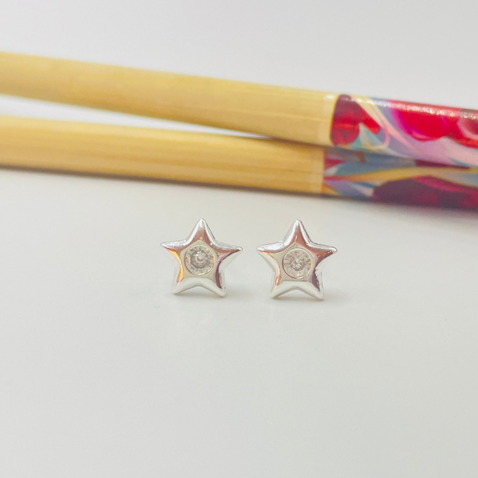 Joyas por Mayor Joyas Bañadas en Plata por Mayor Insumos para Joyas XP485 Aro Estrella con circón en el centro 8.5 mm Espesor 2 mm Aro Baño Plata