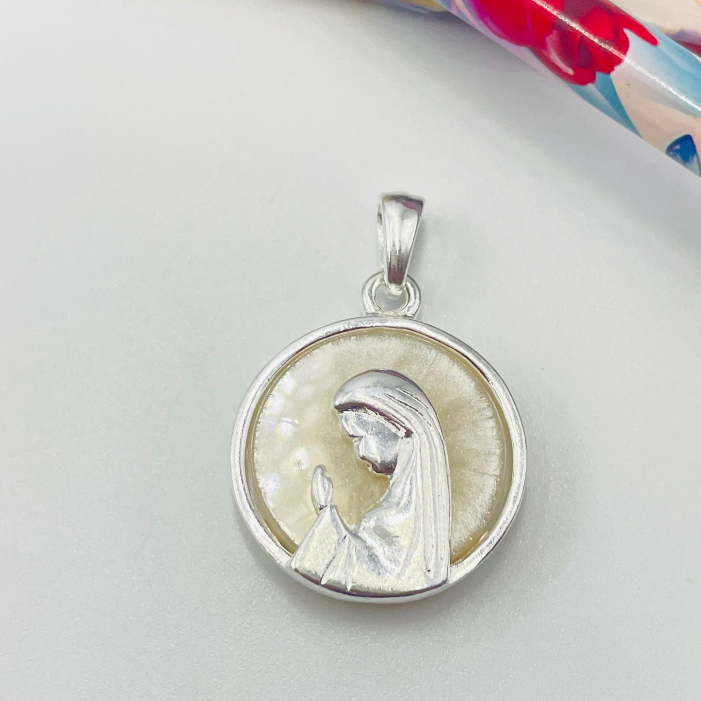 FP1051 Colgante Virgen Niña fondo Cristal diá. 23 mm más argollita más valier Figura Baño Plata