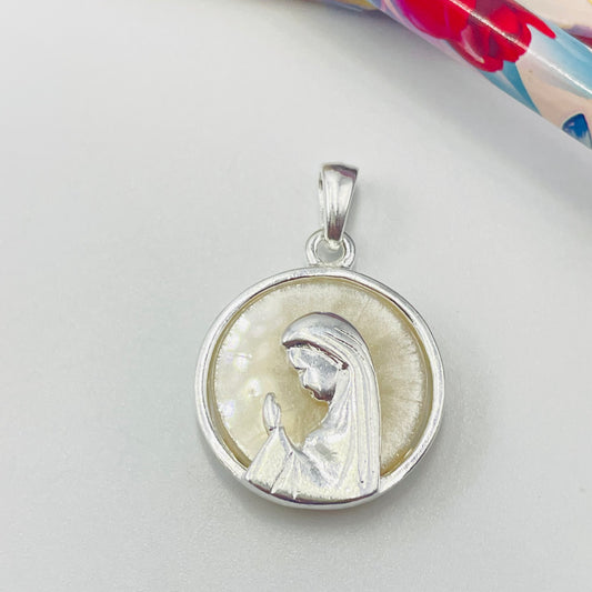 FP1051 Colgante Virgen Niña fondo Cristal diá. 23 mm más argollita más valier Figura Baño Plata