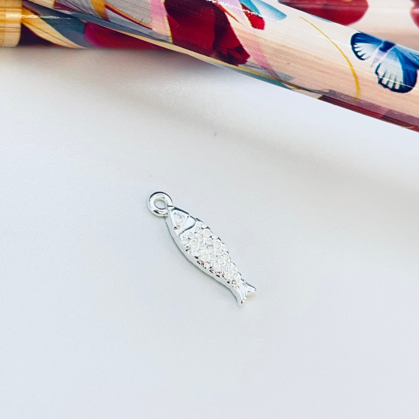 FP1232 Colgante Pez Koi 12 x 4 mm más argollita Espesor 1.5 mm Figura Baño Plata