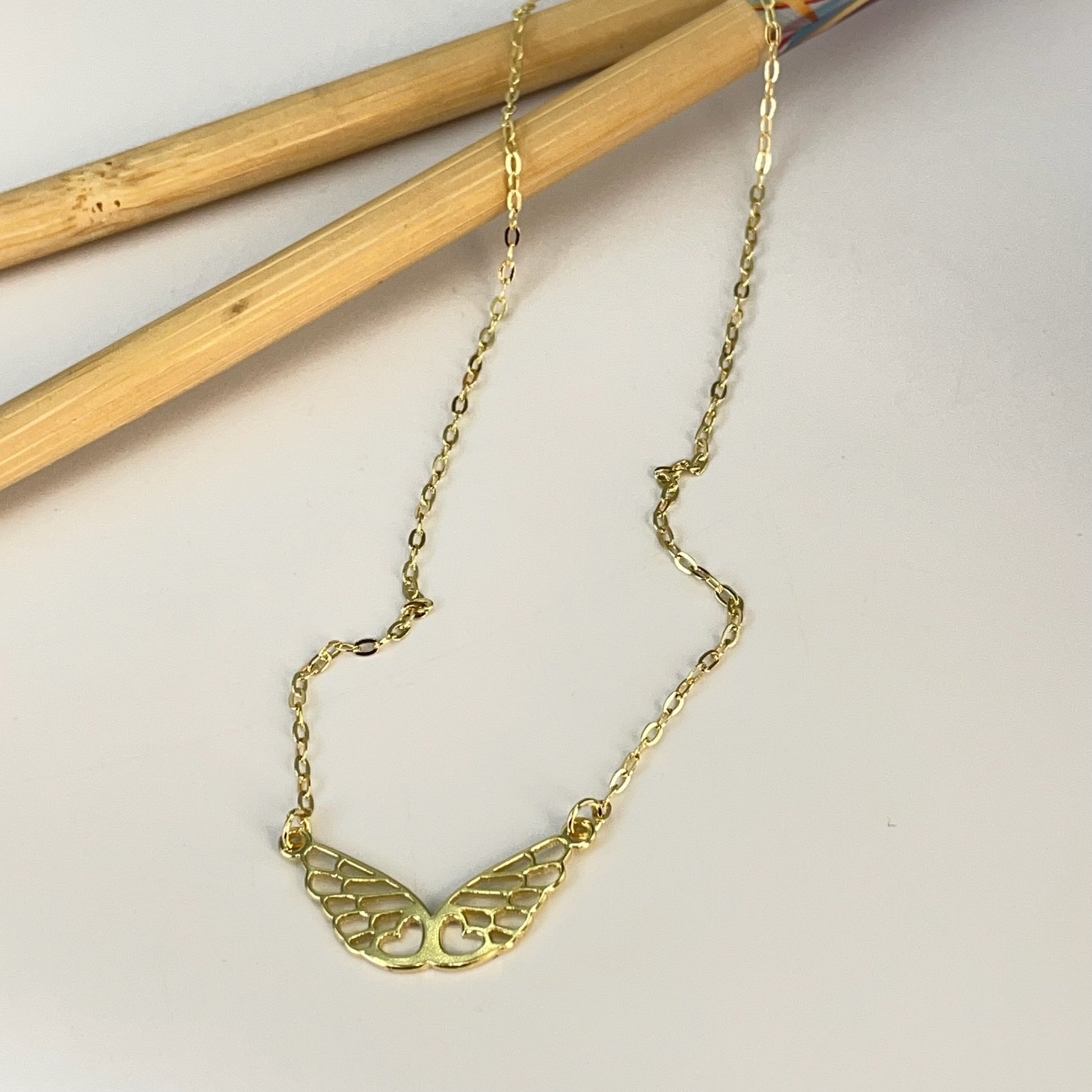 CO189 Collar con colgante mariposa calada 15x25 mm Espesor 0.8 mm Cadena candado eslabones 1.5 mm Largo 40 cm más extensor 5 cm Collar Terminado Baño Oro Cadenas Bañadas hecho de Bronce Bañado en Oro 18K Joyas Bañadas en Oro