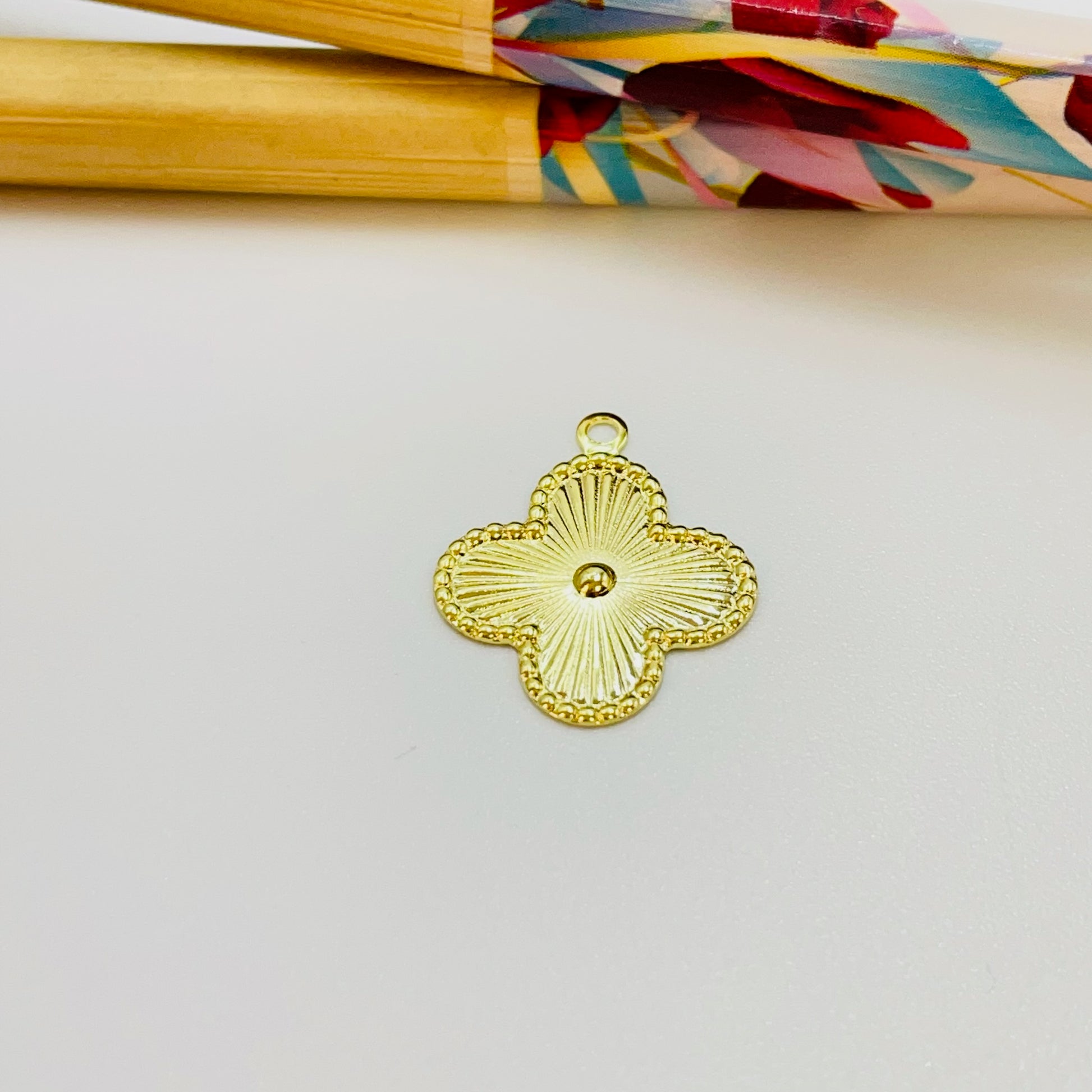 Joyas por Mayor Joyas Bañadas en Oro por Mayor Insumos para Joyas FO1178 Colgante Small Trébol 4 hojas Punto Central en relieve líneas estampadas borde rutilado 15 mm más argollita Espesor 0.8 mm Figura Baño Oro