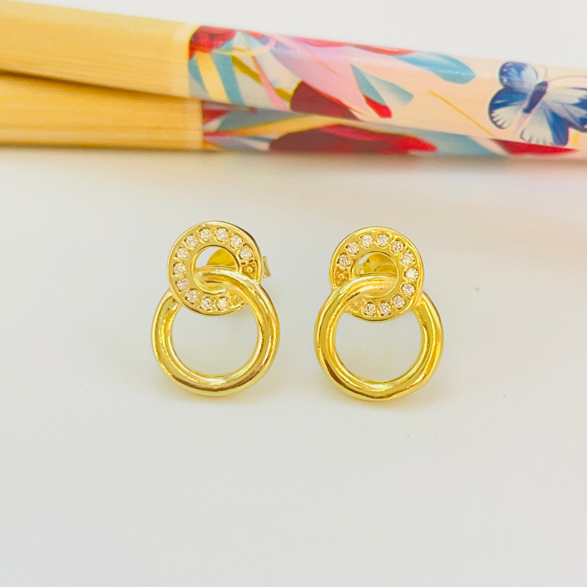 Joyas por Mayor Joyas Bañadas en Oro por Mayor Insumos para Joyas XO543 Aro 2 Círculos Calados Entrelazados 1 con circones 19 x 11 mm Espesor 1.5 mm Aro Baño Oro
