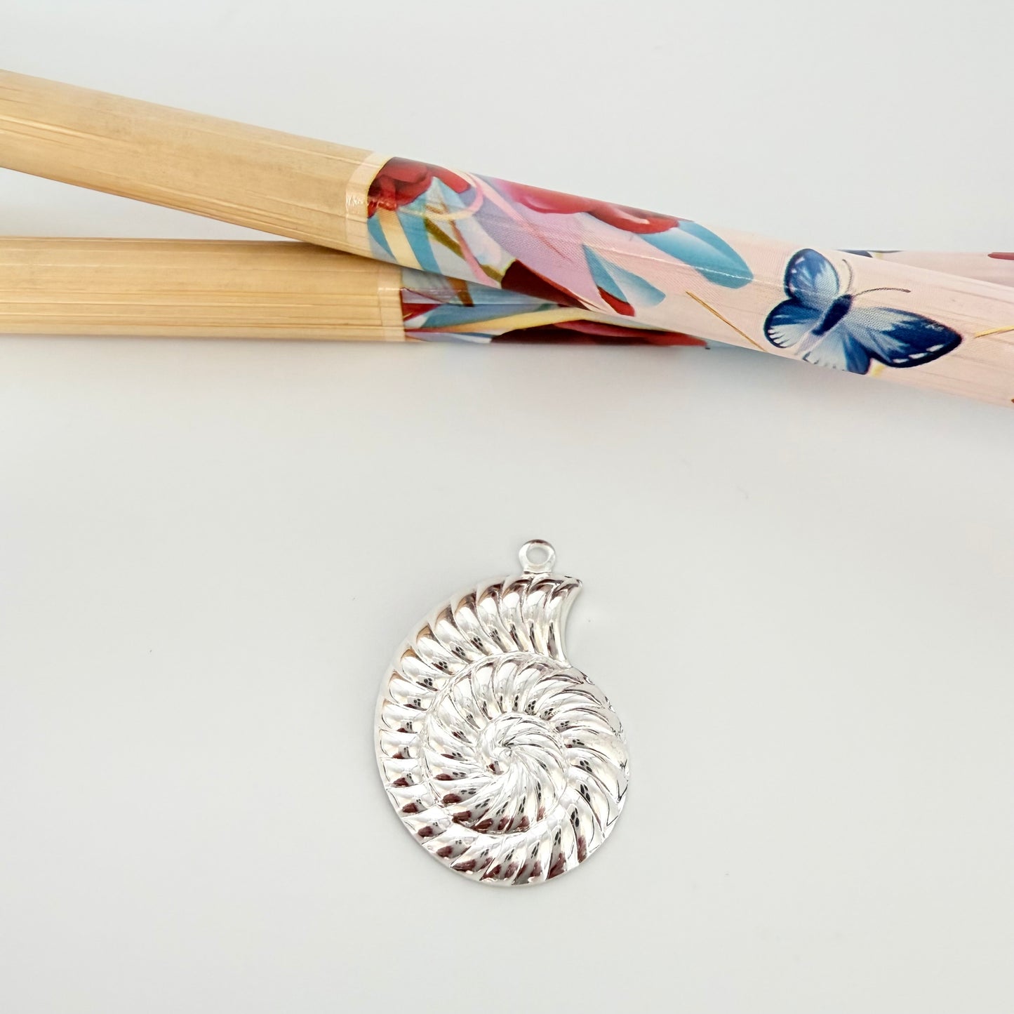 FP1258 Colgante Caracola Lado Derecho 20 x 16 mm más argollita Espesor 0.8 mm Figura Baño Plata