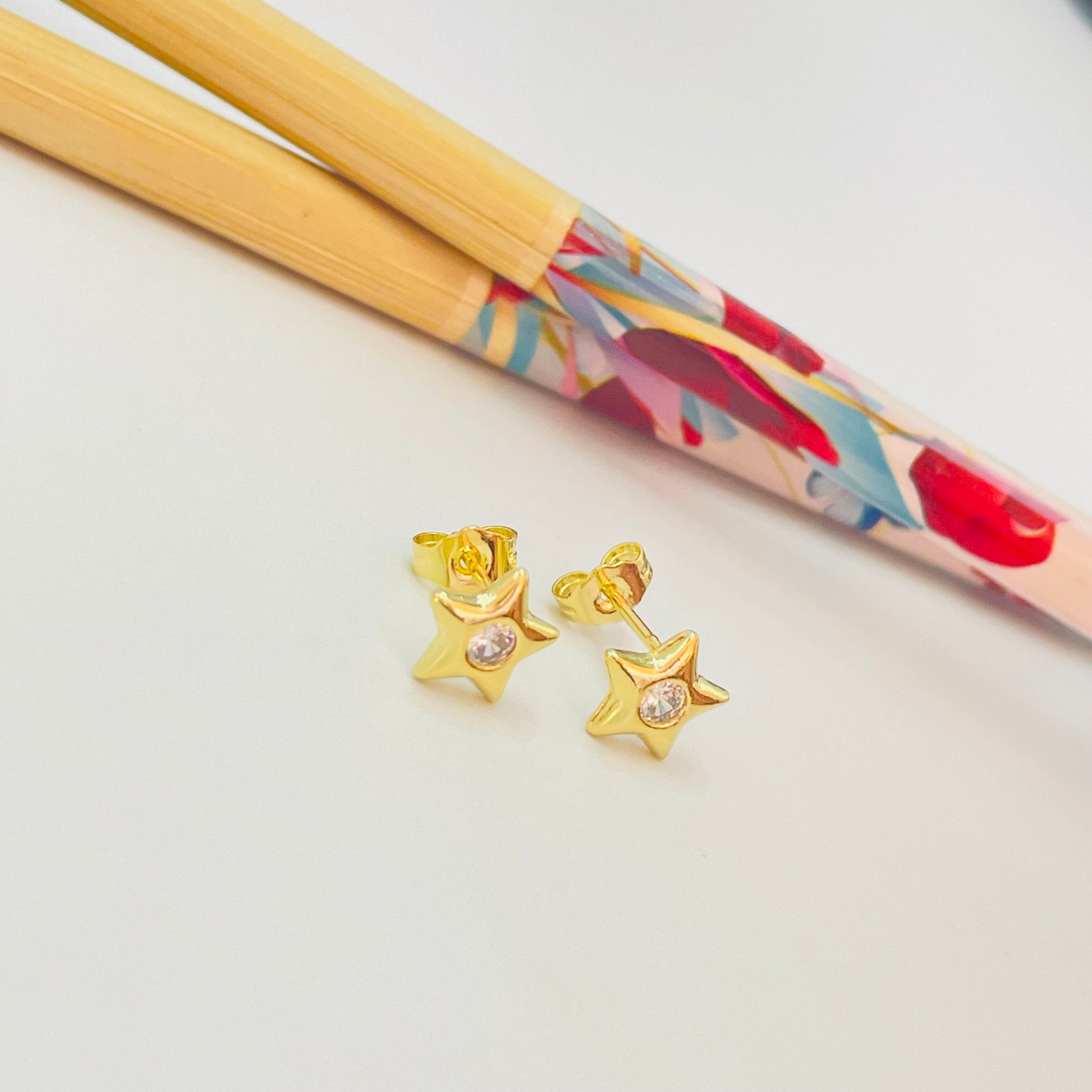 Joyas por Mayor Joyas Bañadas en Oro por Mayor Insumos para Joyas XO485 Aro Estrella con circón en el centro 8.5 mm Espesor 2 mm Aro Baño Oro