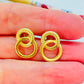 Joyas por Mayor Joyas Bañadas en Oro por Mayor Insumos para Joyas XO532 Aro 2 Círculos entrelazados uno liso y otro texturado 17.5 x 13 mm Espesor 1 mm Aro Baño Oro