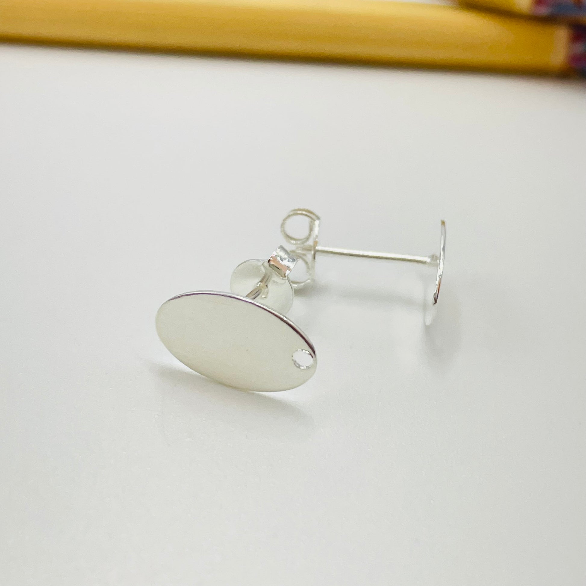 Joyas por Mayor Joyas Bañadas en Plata por Mayor Insumos para Joyas BP108 Base de Aro Ovalada perforación inferior 12 x 8 mm Espesor 0.5 mm Base de Aro Baño Plata