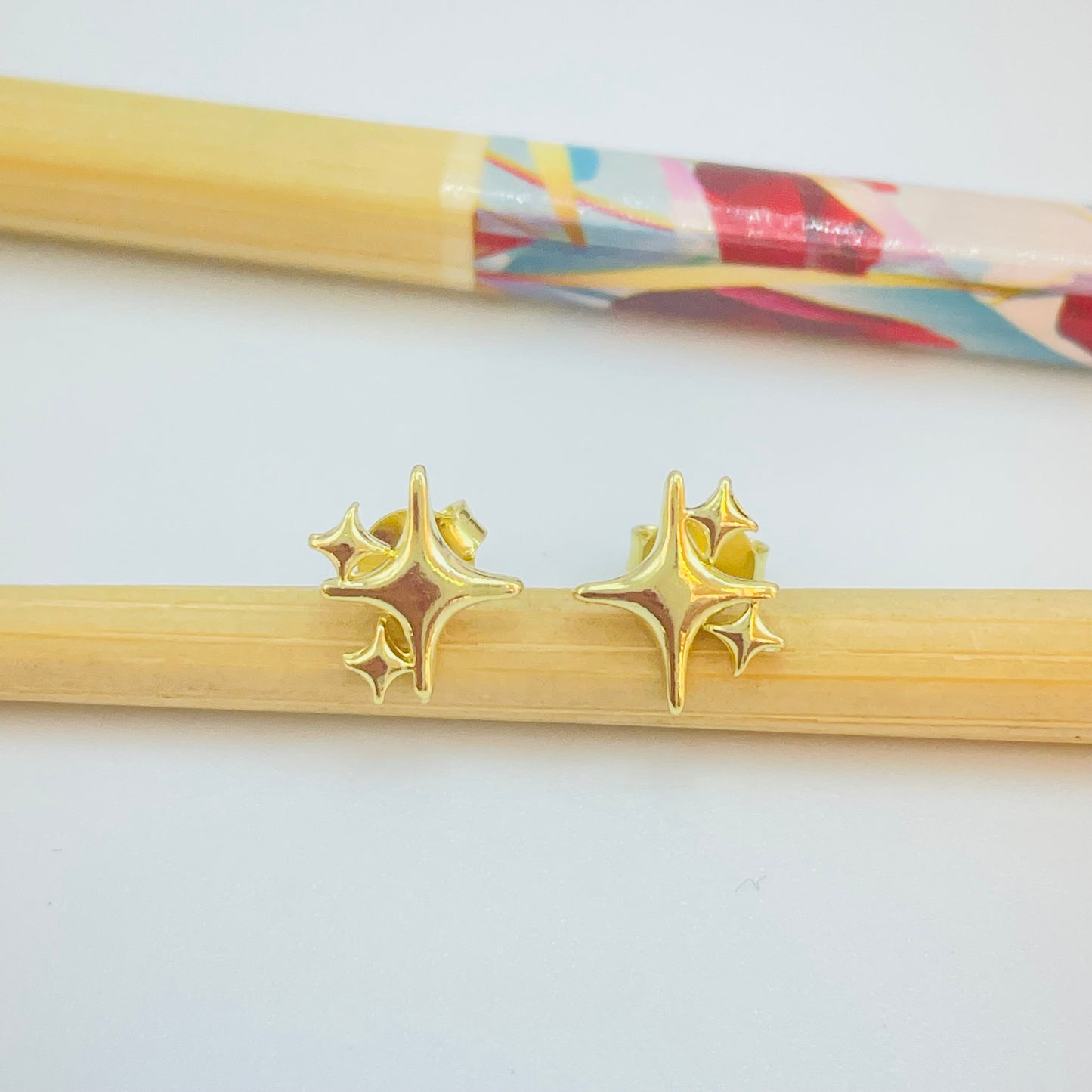 Joyas por Mayor Joyas Bañadas en Oro por Mayor Insumos para Joyas XO554 Aro Trio Estrellas 4 Puntas Liso 11 x 9 mm Espesor 1.5 mm Aro Baño Oro