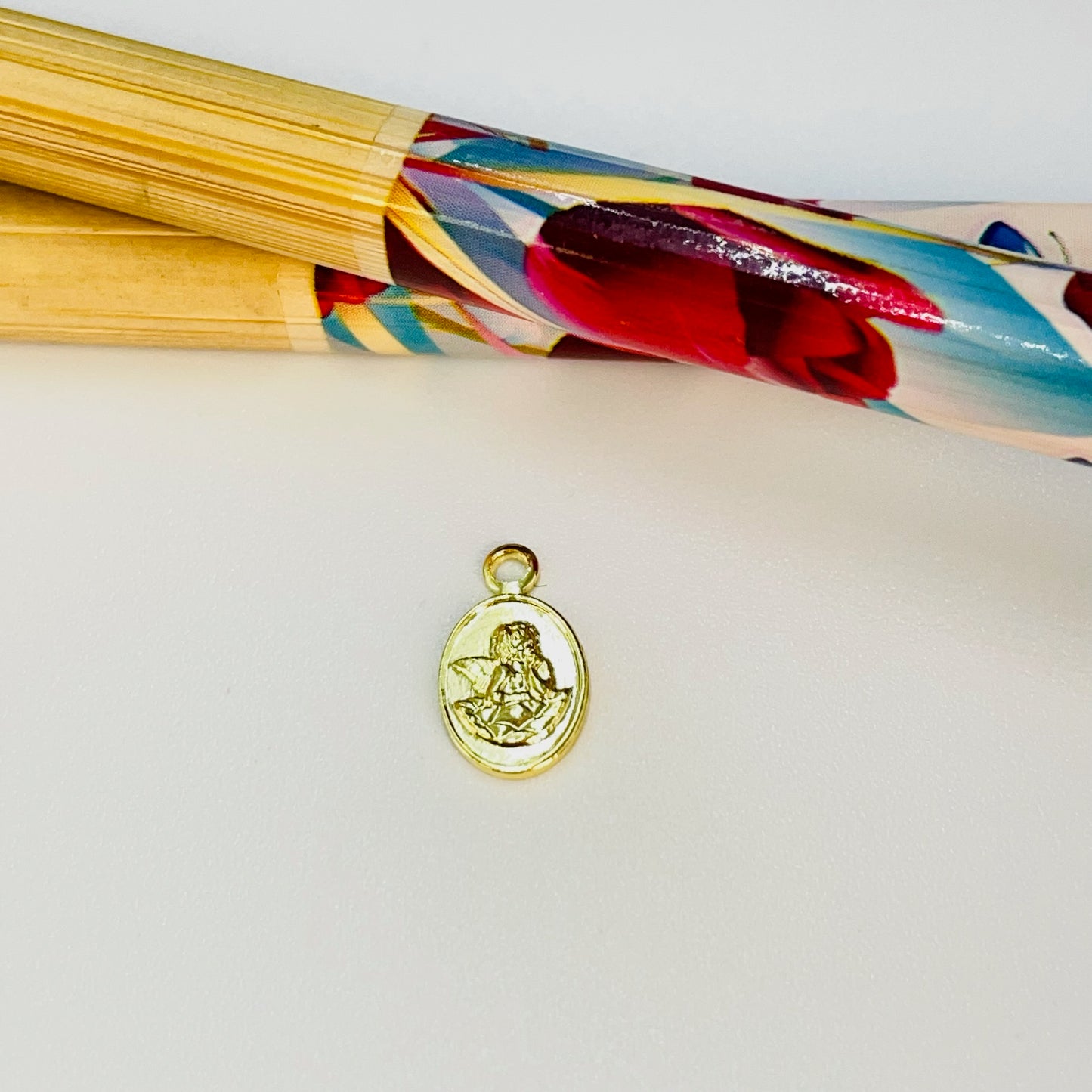 Joyas por Mayor Joyas Bañadas en Oro por Mayor Insumos para Joyas FO1209 Mini Colgante Ovalado Angel de la Guarda 9 x 7 mm más Argollita Espesor 1 mm Figura Baño Oro
