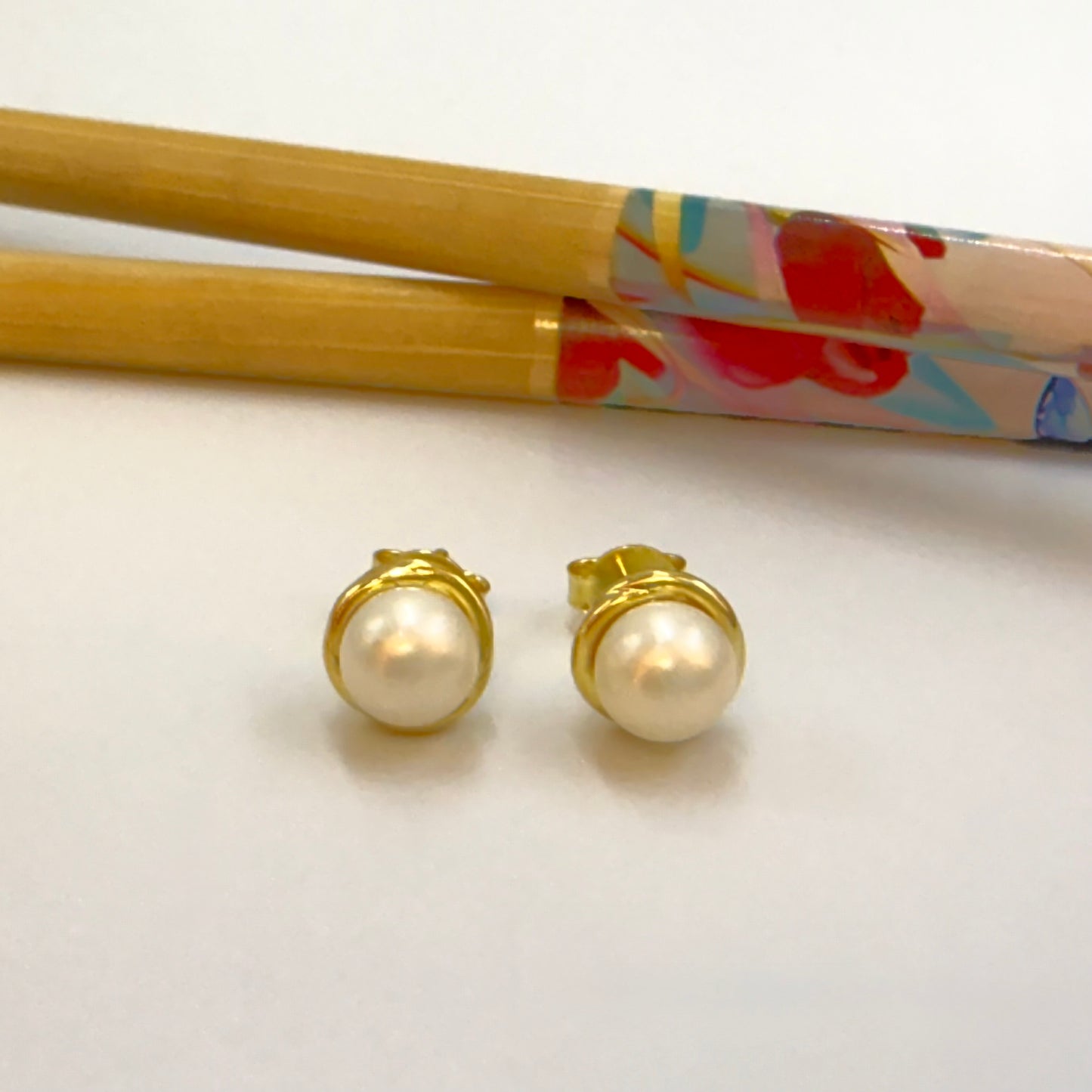 Joyas por Mayor Joyas Bañadas en Oro por Mayor Insumos para Joyas XO559 Aro Media Perla de 7.5 mm con base de 8 mm Espesor de 2.5 mm Aro Baño Oro