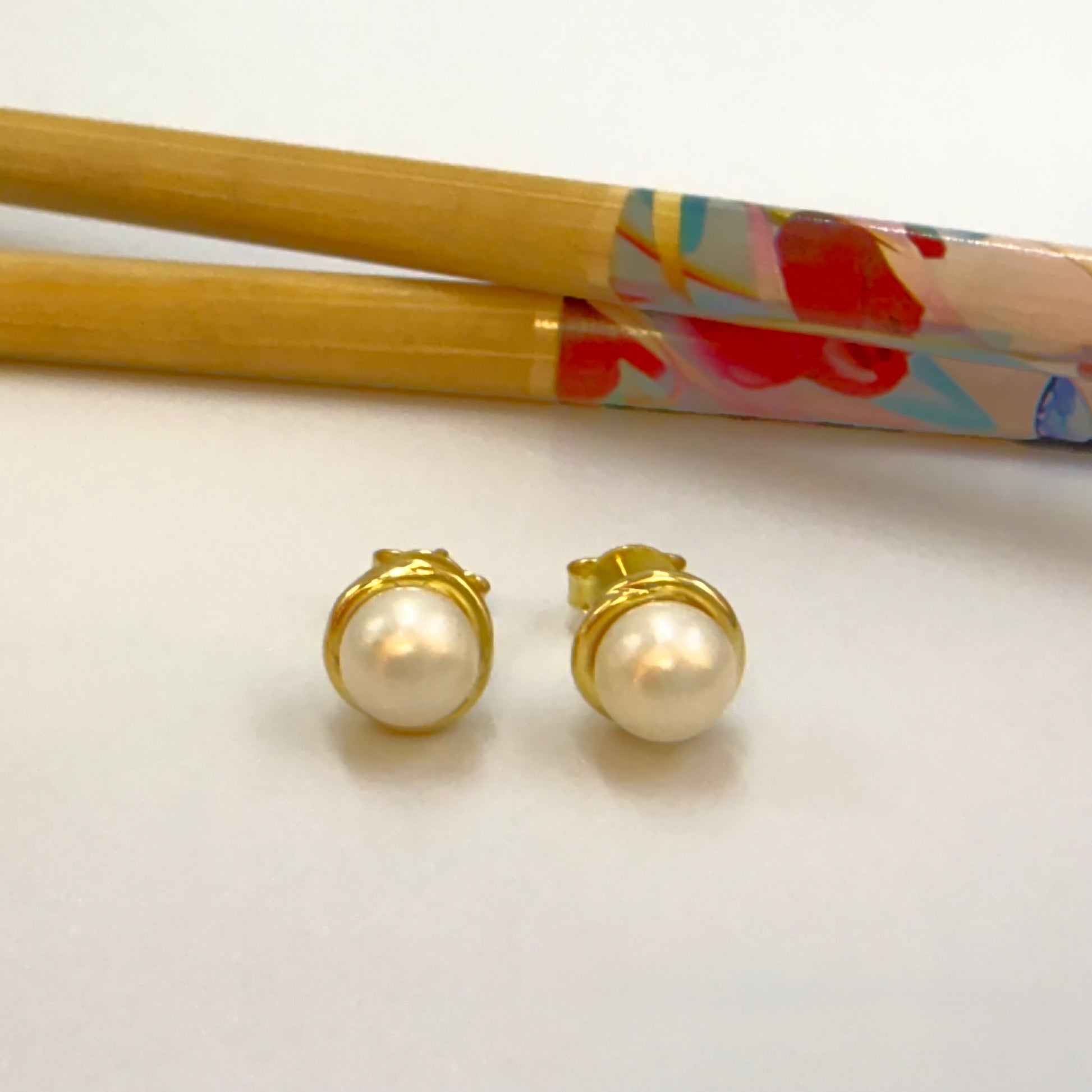 Joyas por Mayor Joyas Bañadas en Oro por Mayor Insumos para Joyas XO559 Aro Media Perla de 7.5 mm con base de 8 mm Espesor de 2.5 mm Aro Baño Oro