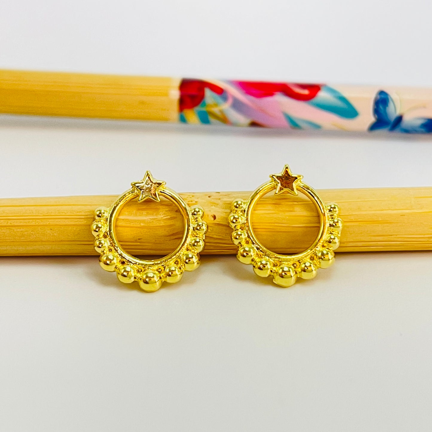 XO383 Aro Argolla frontal bolitas y estrella superior diá. 13 mm Espesor 1.2 mm Aro Baño Oro Aros Bañados hecho de Bronce Bañado en Oro 18K Joyas Bañadas en Oro