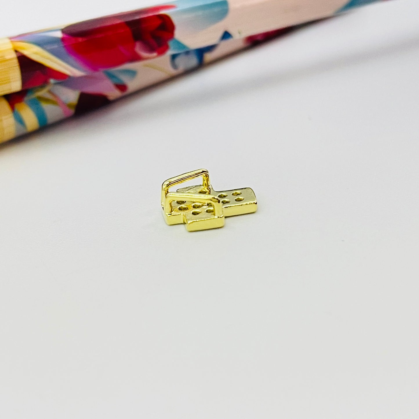 FO371 Cruz Circones 10 x 8 mm Figura Baño Oro Figuras Bañadas en Oro y Plata hecho de Bronce Bañado en Oro 18K