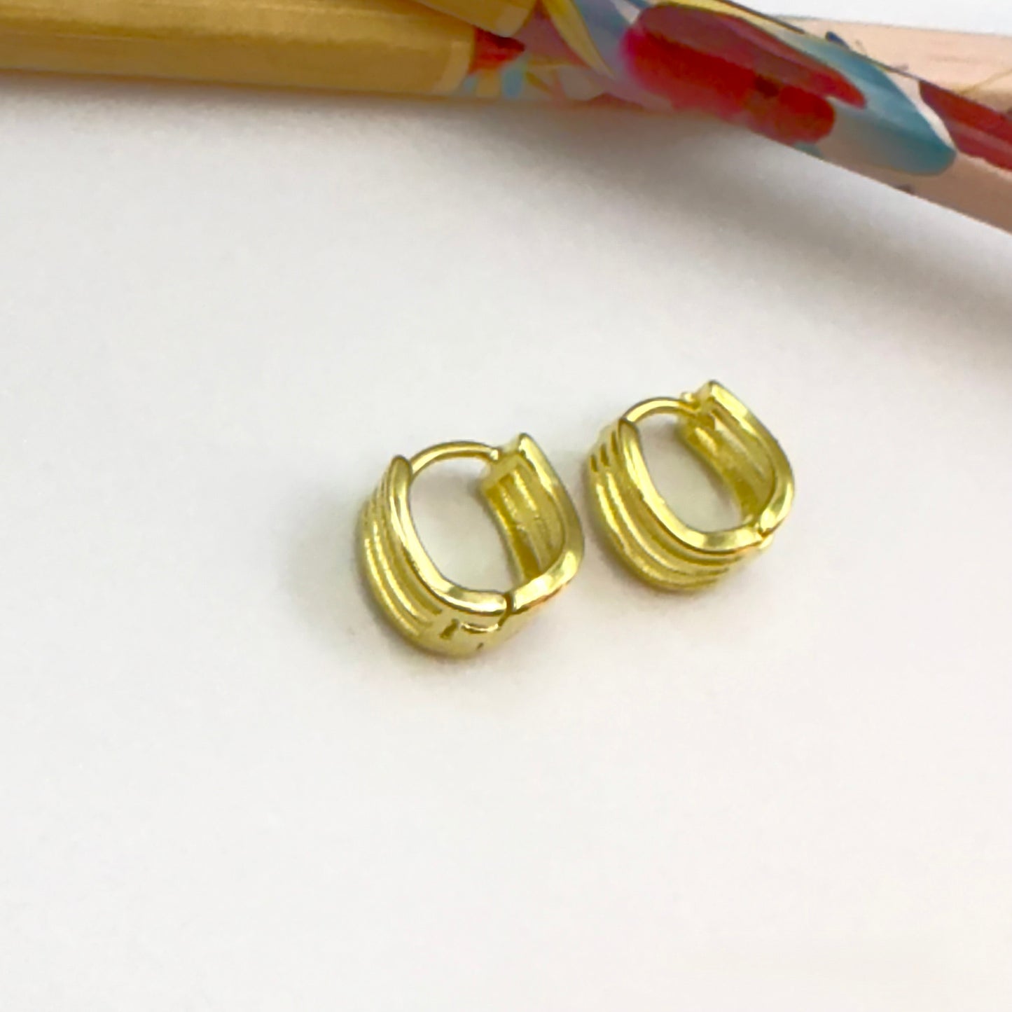 Joyas por Mayor Joyas Bañadas en Oro por Mayor Insumos para Joyas XO557 Aro Argolla Click 3 Líneas Onduladas diá. 12 mm Ancho 6 mm Espesor 1.5 mm Aro Baño Oro