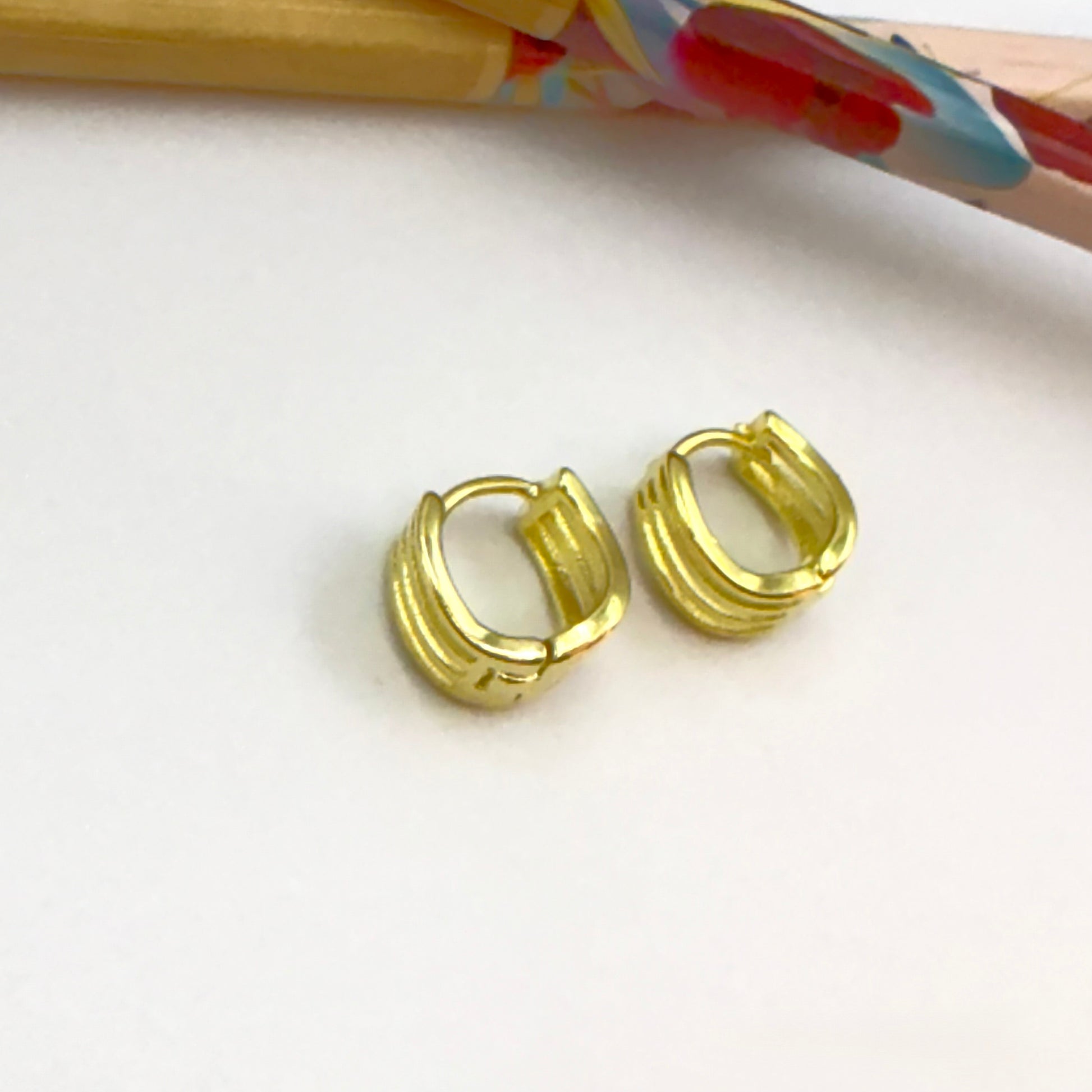 Joyas por Mayor Joyas Bañadas en Oro por Mayor Insumos para Joyas XO557 Aro Argolla Click 3 Líneas Onduladas diá. 12 mm Ancho 6 mm Espesor 1.5 mm Aro Baño Oro