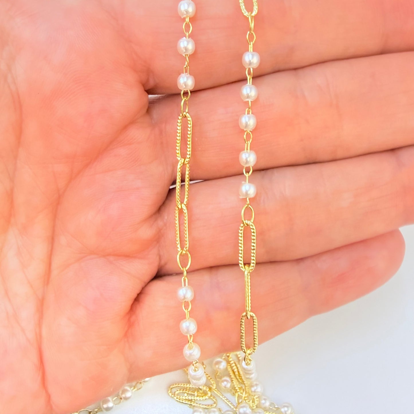 Joyas por Mayor Joyas Bañadas en Oro por Mayor Insumos para Joyas CO236 Cadena Perlas y Eslabones Alternados Perla diá. 3 mm Eslabones Texturados 3 x 10 mm Espesor 0.5 mm Cadena por Metro Baño Oro