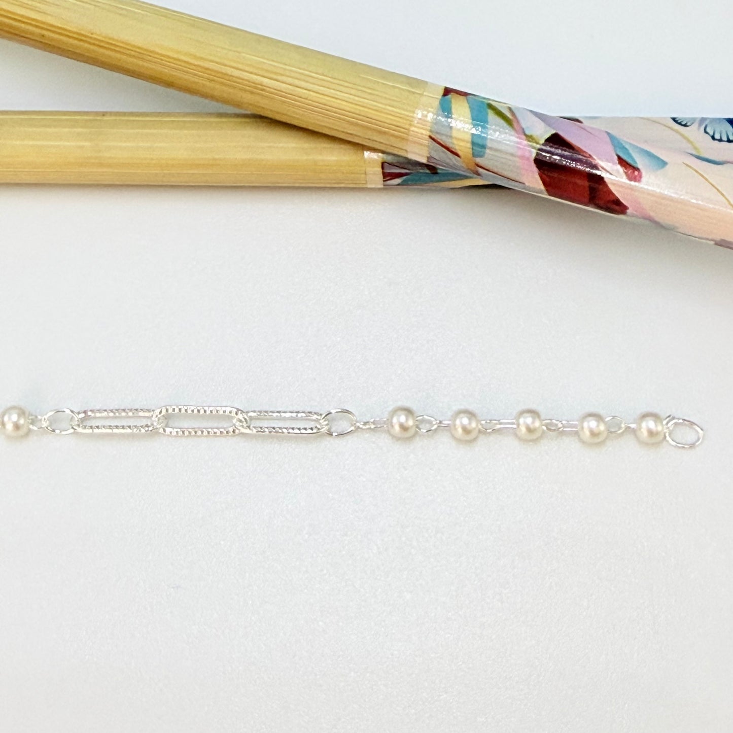 Joyas por Mayor Joyas Bañadas en Plata por Mayor Insumos para Joyas CP236 Cadena Perlas y Eslabones Alternados Perla diá. 3 mm Eslabones Texturados 3 x 10 mm Espesor 0.5 mm Cadena por Metro Baño Plata