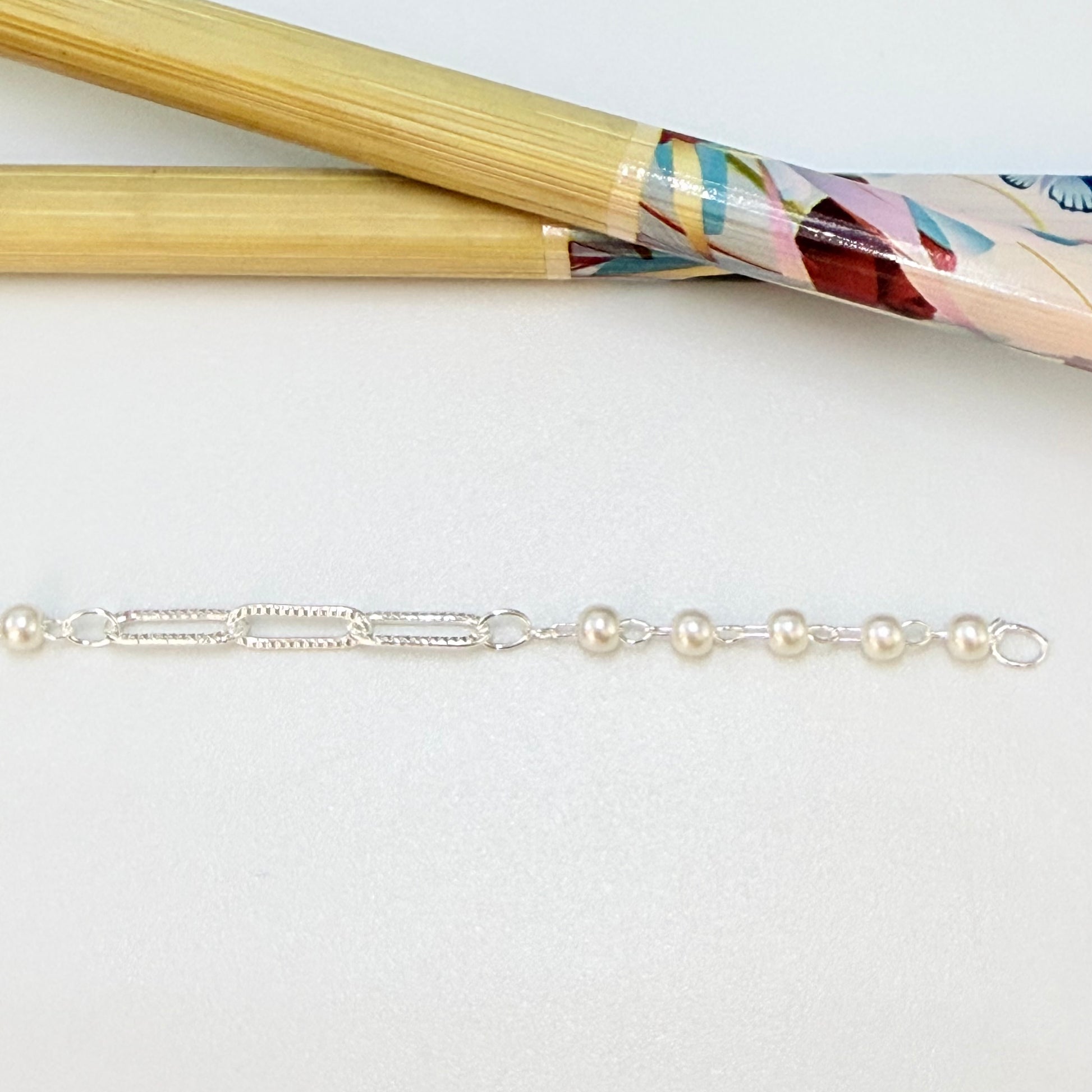 Joyas por Mayor Joyas Bañadas en Plata por Mayor Insumos para Joyas CP236 Cadena Perlas y Eslabones Alternados Perla diá. 3 mm Eslabones Texturados 3 x 10 mm Espesor 0.5 mm Cadena por Metro Baño Plata